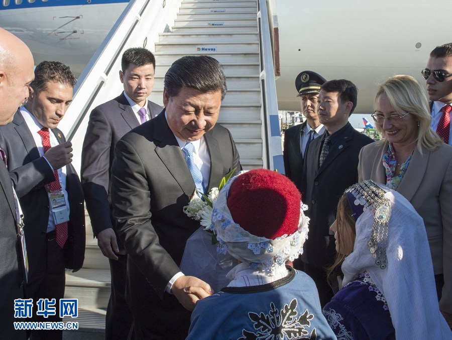 11月14日，國家主席習(xí)近平抵達土耳其安塔利亞，應(yīng)土耳其共和國總統(tǒng)埃爾多安邀請，出席二十國集團領(lǐng)導(dǎo)人第十次峰會。這是土耳其兒童向習(xí)近平主席獻花。新華社記者 李學(xué)仁 攝 