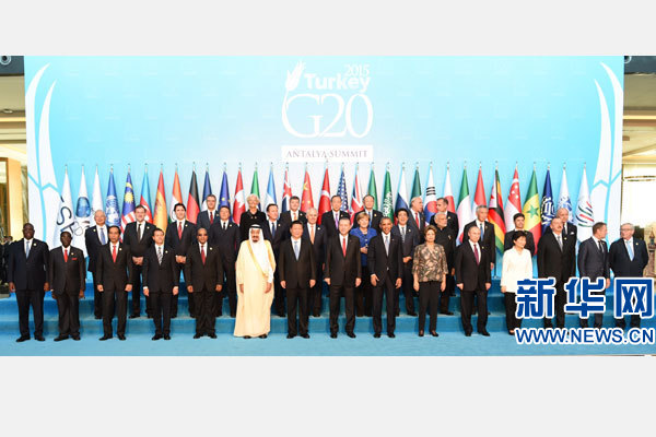 11月15日，二十國(guó)集團(tuán)領(lǐng)導(dǎo)人第十次峰會(huì)在土耳其安塔利亞舉行。國(guó)家主席習(xí)近平出席并發(fā)表題為《創(chuàng)新增長(zhǎng)路徑共享發(fā)展成果》的重要講話。這是習(xí)近平主席同與會(huì)領(lǐng)導(dǎo)人合影。 新華社記者 李學(xué)仁 攝