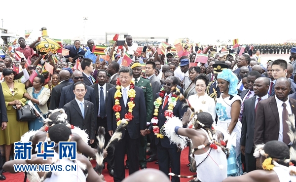 12月1日，中國國家主席習(xí)近平乘專機抵達津巴布韋首都哈拉雷，開始對津巴布韋進行國事訪問。津巴布韋總統(tǒng)穆加貝在機場舉行隆重歡迎儀式。這是當(dāng)?shù)孛癖娞饸g快熱情的傳統(tǒng)舞蹈，歡迎習(xí)近平和彭麗媛到訪。新華社記者 謝環(huán)馳 攝 