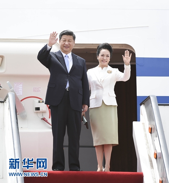 12月1日，中國國家主席習(xí)近平乘專機抵達津巴布韋首都哈拉雷，開始對津巴布韋進行國事訪問。津巴布韋總統(tǒng)穆加貝在機場舉行隆重歡迎儀式。這是習(xí)近平和夫人彭麗媛向歡迎人群揮手致意。新華社記者 謝環(huán)馳 攝 