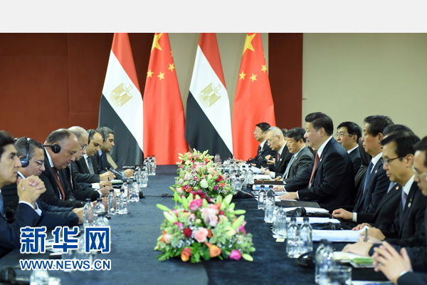 12月4日，國(guó)家主席習(xí)近平在約翰內(nèi)斯堡會(huì)見(jiàn)埃及總理伊斯梅爾。新華社記者 張鐸 攝 