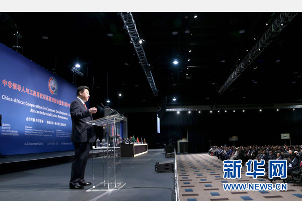 12月4日，國家主席習(xí)近平在約翰內(nèi)斯堡出席中非領(lǐng)導(dǎo)人與工商界代表高層對話會暨第五屆中非企業(yè)家大會閉幕式并發(fā)表題為《攜手共進(jìn)，譜寫中非合作新篇章》的重要講話。新華社記者 姚大偉 攝