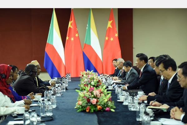 12月4日，國家主席習近平在約翰內(nèi)斯堡會見科摩羅總統(tǒng)伊基利盧。 新華社記者 張鐸 攝 

