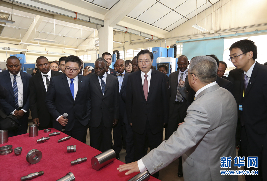 這是3月25日，張德江在肯尼亞首都內(nèi)羅畢考察中肯職業(yè)教育合作示范中心。 新華社記者丁林?jǐn)z