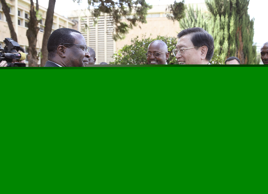 這是3月24日，張德江在肯尼亞首都內(nèi)羅畢與肯尼亞參議長埃蘇羅舉行會談。 新華社記者馬占成攝