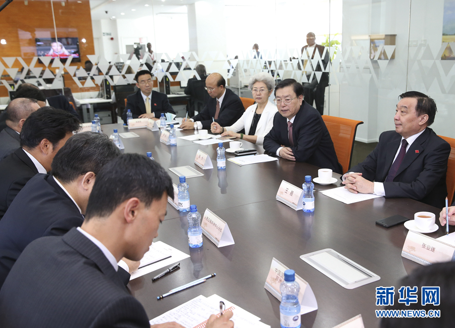 這是3月25日，張德江在肯尼亞首都內(nèi)羅畢考察中央電視臺非洲分臺并接見中央媒體駐非洲機(jī)構(gòu)負(fù)責(zé)人。 新華社記者馬占成攝