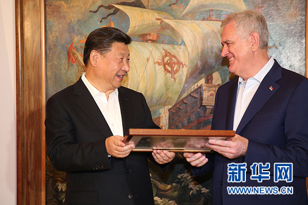 當(dāng)?shù)貢r(shí)間6月17日，國家主席習(xí)近平同塞爾維亞總統(tǒng)尼科利奇在貝爾格萊德舉行會(huì)晤。這是尼科利奇向習(xí)近平贈(zèng)送紀(jì)念品。新華社記者饒愛民攝