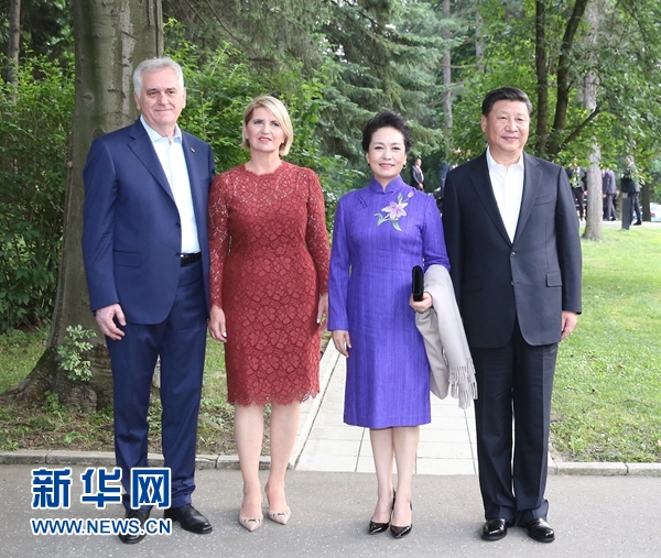 當(dāng)?shù)貢r(shí)間6月17日，國家主席習(xí)近平同塞爾維亞總統(tǒng)尼科利奇在貝爾格萊德舉行會(huì)晤。這是習(xí)近平和夫人彭麗媛同尼科利奇夫婦在和平別墅合影。新華社記者 丁林 攝