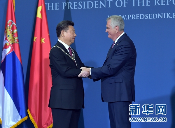 6月18日，國(guó)家主席習(xí)近平在貝爾格萊德同塞爾維亞總統(tǒng)尼科利奇舉行會(huì)談。會(huì)談后，尼科利奇向習(xí)近平授予塞爾維亞最高級(jí)別勛章&ldquo;共和國(guó)一級(jí)榮譽(yù)勛章&rdquo;，感謝習(xí)近平為中塞關(guān)系發(fā)展作出的杰出貢獻(xiàn)。新華社記者 李濤 攝 