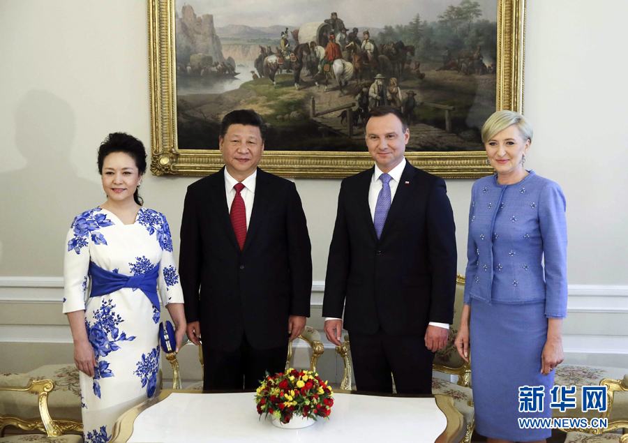 6月20日，國(guó)家主席習(xí)近平出席波蘭總統(tǒng)杜達(dá)在華沙總統(tǒng)府舉行的隆重歡迎儀式。歡迎儀式后，習(xí)近平和夫人彭麗媛同杜達(dá)和夫人阿加塔簡(jiǎn)短寒暄。新華社記者 蘭紅光 攝
