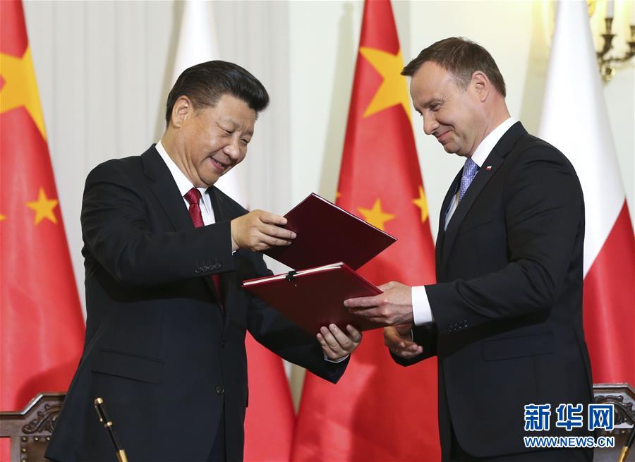 6月20日，國(guó)家主席習(xí)近平在華沙同波蘭總統(tǒng)杜達(dá)舉行會(huì)談。這是會(huì)談后，兩國(guó)元首共同簽署《中華人民共和國(guó)和波蘭共和國(guó)關(guān)于建立全面戰(zhàn)略伙伴關(guān)系的聯(lián)合聲明》。新華社記者蘭紅光攝