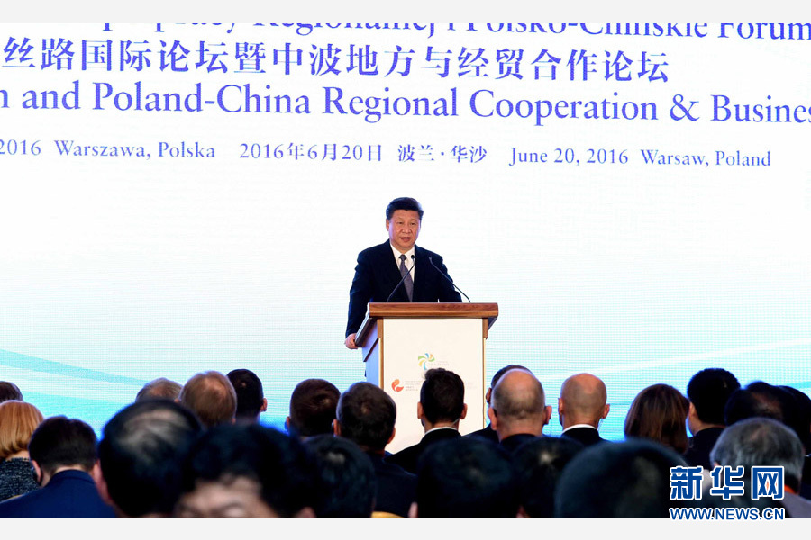 6月20日，國(guó)家主席習(xí)近平、波蘭總統(tǒng)杜達(dá)在華沙共同出席絲路國(guó)際論壇暨中波地方與經(jīng)貿(mào)合作論壇開幕式。習(xí)近平發(fā)表題為《攜手同心　共創(chuàng)未來》的重要講話。新華社記者 饒愛民 攝