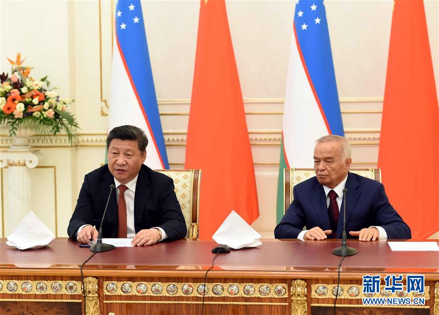 6月22日，國(guó)家主席習(xí)近平在塔什干庫(kù)克薩萊國(guó)賓館同烏茲別克斯坦總統(tǒng)卡里莫夫舉行會(huì)談。會(huì)談后，兩國(guó)元首共同會(huì)見(jiàn)記者。 新華社記者饒愛(ài)民攝