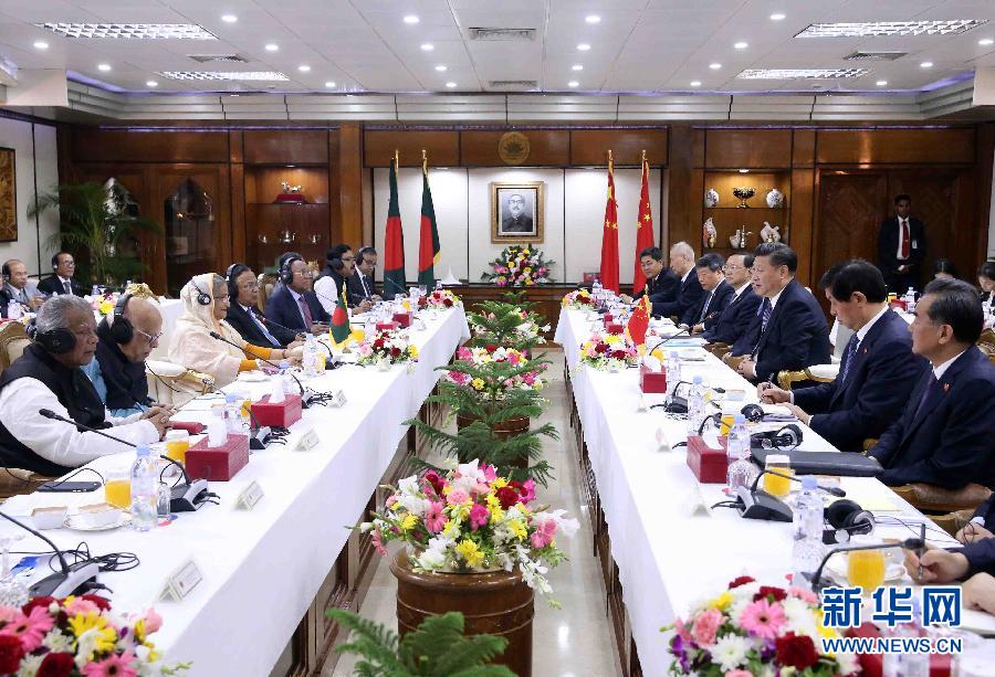 10月14日，國(guó)家主席習(xí)近平在達(dá)卡同孟加拉國(guó)總理哈西娜舉行會(huì)談。 新華社記者劉衛(wèi)兵攝 