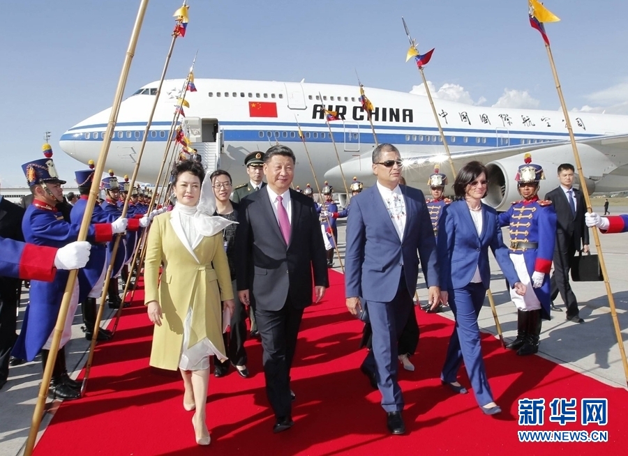 當(dāng)?shù)貢r(shí)間11月17日，國家主席習(xí)近平乘專機(jī)抵達(dá)基多，開始對(duì)厄瓜多爾共和國進(jìn)行國事訪問。厄瓜多爾總統(tǒng)科雷亞和夫人馬勒布等在機(jī)場(chǎng)熱情迎接習(xí)近平和夫人彭麗媛。新華社記者 鞠鵬 攝 