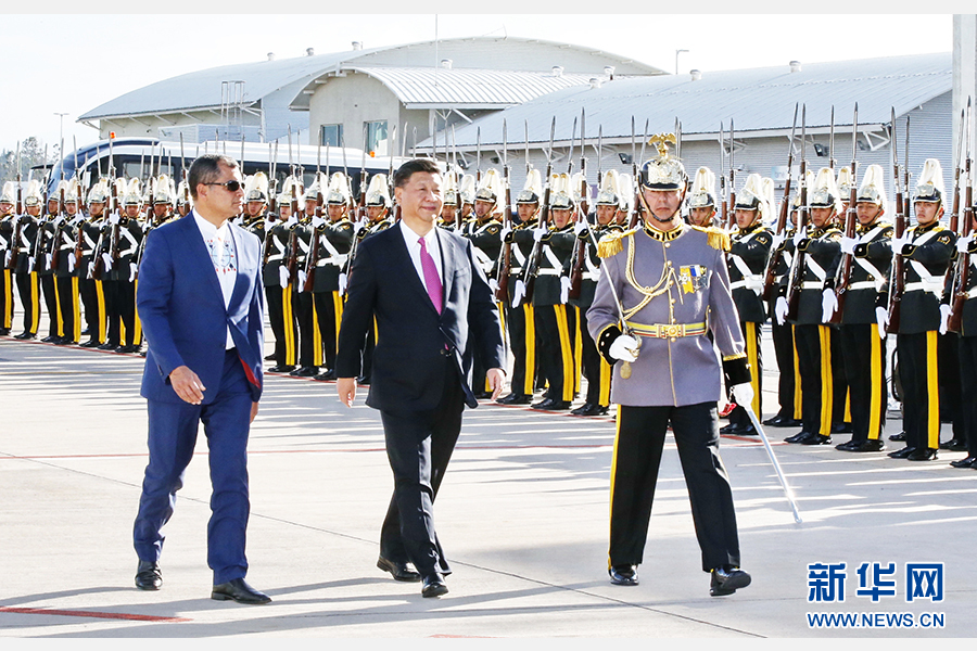 當(dāng)?shù)貢r(shí)間11月17日，國家主席習(xí)近平乘專機(jī)抵達(dá)基多，開始對(duì)厄瓜多爾共和國進(jìn)行國事訪問。這是厄瓜多爾總統(tǒng)科雷亞在機(jī)場(chǎng)為習(xí)近平舉行隆重歡迎儀式。新華社記者 鞠鵬 攝 