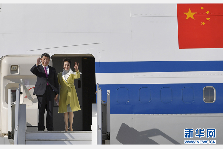 當(dāng)?shù)貢r(shí)間11月17日，國家主席習(xí)近平乘專機(jī)抵達(dá)基多，開始對(duì)厄瓜多爾共和國進(jìn)行國事訪問。這是習(xí)近平與夫人彭麗媛向歡迎人群揮手致意。新華社記者 王曄 攝 