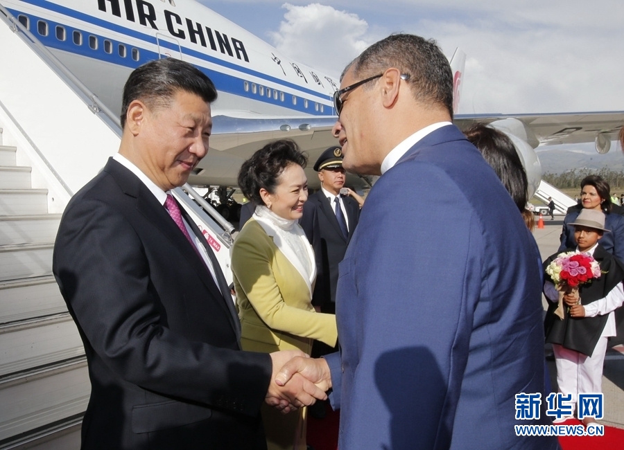 當(dāng)?shù)貢r(shí)間11月17日，國家主席習(xí)近平乘專機(jī)抵達(dá)基多，開始對(duì)厄瓜多爾共和國進(jìn)行國事訪問。厄瓜多爾總統(tǒng)科雷亞和夫人馬勒布等在舷梯旁熱情迎接習(xí)近平和夫人彭麗媛。新華社記者 鞠鵬 攝
