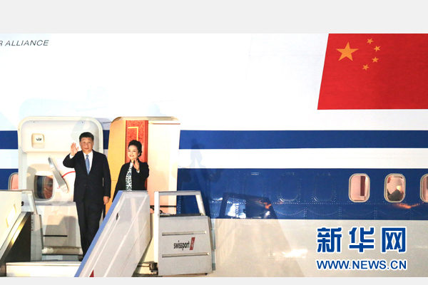 當(dāng)?shù)貢r(shí)間11月18日，國家主席習(xí)近平抵達(dá)利馬，出席亞太經(jīng)合組織第二十四次領(lǐng)導(dǎo)人非正式會(huì)議并對(duì)秘魯共和國進(jìn)行國事訪問。習(xí)近平和夫人彭麗媛受到秘魯副總統(tǒng)阿勞斯等熱情迎接。新華社記者 丁林 攝