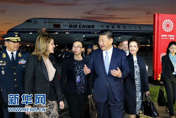 當(dāng)?shù)貢r(shí)間11月18日，國家主席習(xí)近平抵達(dá)利馬，出席亞太經(jīng)合組織第二十四次領(lǐng)導(dǎo)人非正式會(huì)議并對(duì)秘魯共和國進(jìn)行國事訪問。習(xí)近平和夫人彭麗媛受到秘魯副總統(tǒng)阿勞斯等熱情迎接。新華社記者 鞠鵬 攝