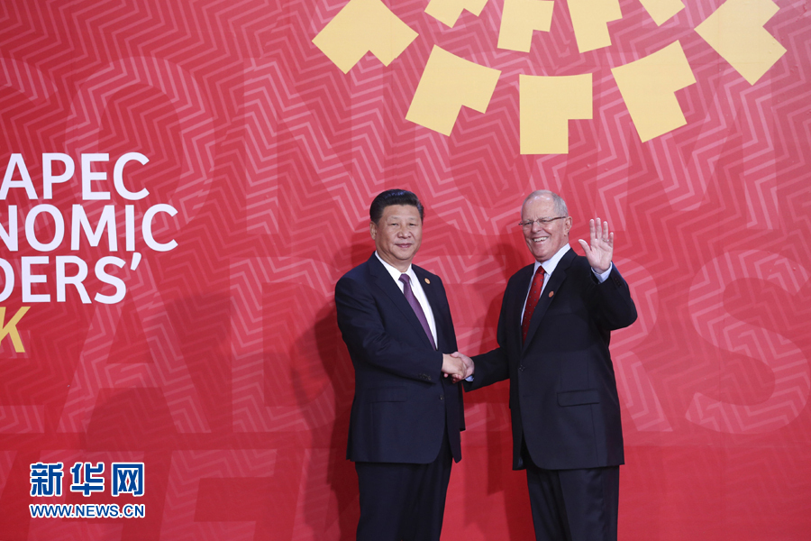 11月20日，亞太經(jīng)合組織第二十四次領(lǐng)導(dǎo)人非正式會(huì)議在秘魯利馬舉行。國(guó)家主席習(xí)近平出席并發(fā)表題為《面向未來開拓進(jìn)取促進(jìn)亞太發(fā)展繁榮》的重要講話。這是會(huì)議開始前，習(xí)近平受到秘魯總統(tǒng)庫琴斯基的熱情迎接。 新華社記者 龐興雷 攝