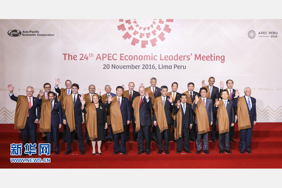 11月20日，亞太經(jīng)合組織第二十四次領(lǐng)導(dǎo)人非正式會(huì)議在秘魯利馬舉行。國(guó)家主席習(xí)近平出席并發(fā)表題為《面向未來開拓進(jìn)取促進(jìn)亞太發(fā)展繁榮》的重要講話。這是會(huì)議期間，國(guó)家主席習(xí)近平同其他亞太經(jīng)合組織成員經(jīng)濟(jì)體領(lǐng)導(dǎo)人、代表合影。 新華社記者 丁林 攝