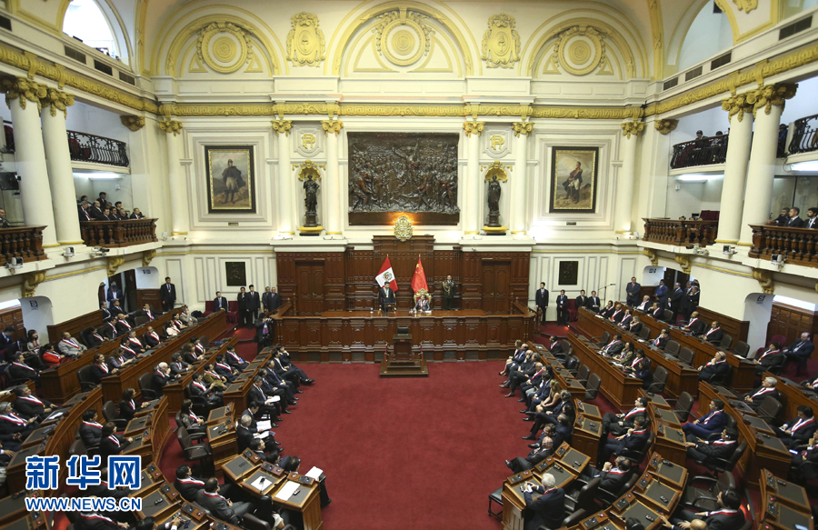 11月21日，國家主席習近平在秘魯國會發(fā)表題為《同舟共濟、揚帆遠航，共創(chuàng)中拉關系美好未來》的重要演講。 新華社記者 龐興雷 攝