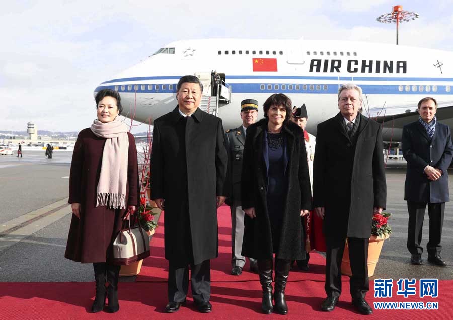 1月15日，國家主席習(xí)近平乘專機(jī)抵達(dá)蘇黎世，開始對(duì)瑞士聯(lián)邦進(jìn)行國事訪問。這是瑞士聯(lián)邦主席洛伊特哈德在機(jī)場(chǎng)為習(xí)近平和夫人彭麗媛舉行隆重歡迎儀式。 新華社記者 蘭紅光 攝