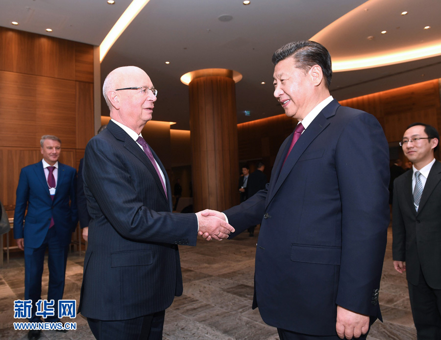 1月17日，國家主席習近平在瑞士達沃斯會見世界經濟論壇主席施瓦布。 新華社記者 饒愛民 攝