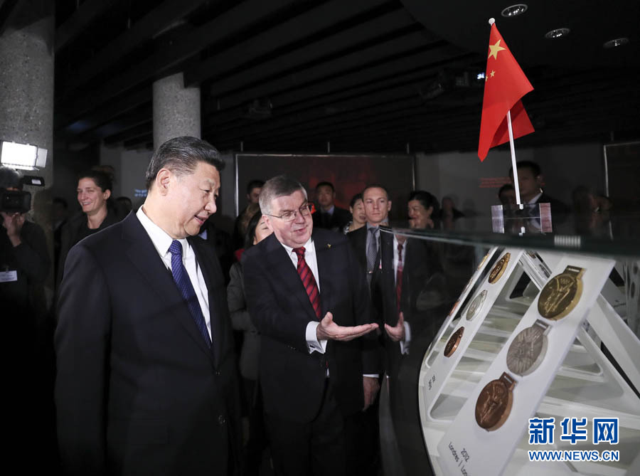 1月18日，國(guó)家主席習(xí)近平在瑞士洛桑國(guó)際奧林匹克博物館會(huì)見國(guó)際奧林匹克委員會(huì)主席巴赫。這是會(huì)見后，習(xí)近平在巴赫陪同下參觀往屆奧運(yùn)會(huì)獎(jiǎng)牌展。新華社記者 蘭紅光 攝