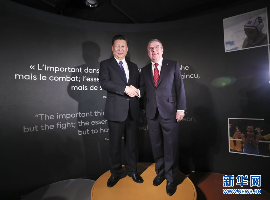1月18日，國(guó)家主席習(xí)近平在瑞士洛桑國(guó)際奧林匹克博物館會(huì)見國(guó)際奧林匹克委員會(huì)主席巴赫。這是習(xí)近平和巴赫在奧運(yùn)冠軍領(lǐng)獎(jiǎng)臺(tái)上合影。新華社記者 蘭紅光 攝