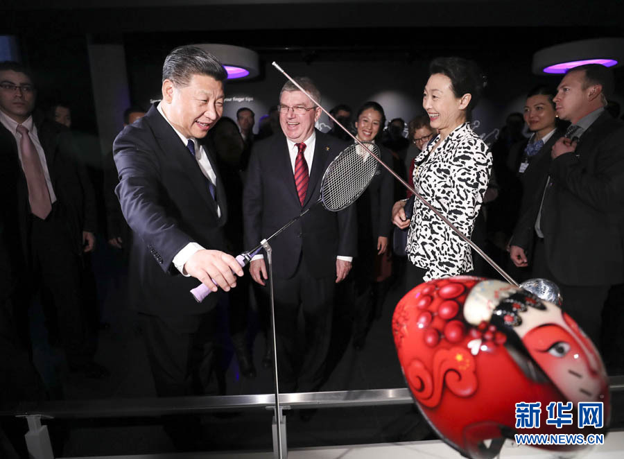 1月18日，國(guó)家主席習(xí)近平在瑞士洛桑國(guó)際奧林匹克博物館會(huì)見國(guó)際奧林匹克委員會(huì)主席巴赫。這是習(xí)近平在巴赫陪同下，參觀羽毛球世界冠軍李玲蔚用過的球拍。新華社記者 蘭紅光 攝