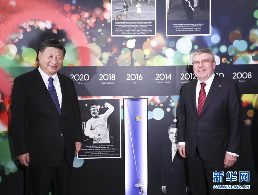 1月18日，國(guó)家主席習(xí)近平在瑞士洛桑國(guó)際奧林匹克博物館會(huì)見國(guó)際奧林匹克委員會(huì)主席巴赫。這是習(xí)近平與巴赫在巴赫作為擊劍運(yùn)動(dòng)員參加奧運(yùn)會(huì)的照片前合影。新華社記者 蘭紅光 攝