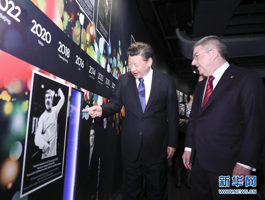1月18日，國(guó)家主席習(xí)近平在瑞士洛桑國(guó)際奧林匹克博物館會(huì)見國(guó)際奧林匹克委員會(huì)主席巴赫。這是習(xí)近平在巴赫陪同下，參觀巴赫作為擊劍運(yùn)動(dòng)員參加奧運(yùn)會(huì)的照片。新華社記者 蘭紅光 攝