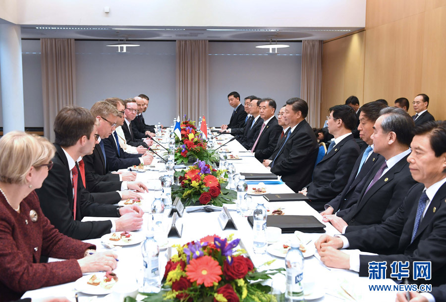 4月5日，國(guó)家主席習(xí)近平在赫爾辛基會(huì)見(jiàn)芬蘭總理西比萊。 新華社記者饒愛(ài)民 攝 