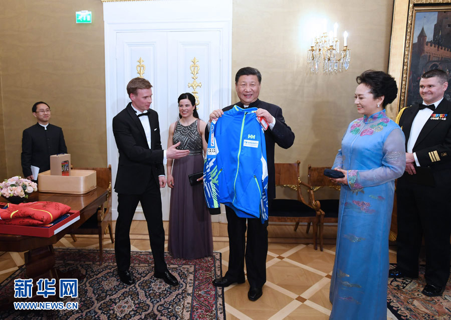 當(dāng)?shù)貢r間4月5日晚，國家主席習(xí)近平和芬蘭總統(tǒng)尼尼斯托在赫爾辛基共同會見剛剛參加完2017年世界花樣滑冰錦標(biāo)賽的中芬兩國冰雪運動員代表。習(xí)近平夫人彭麗媛和尼尼斯托夫人豪吉歐參加會見。這是芬蘭運動員向習(xí)近平和夫人彭麗媛贈送運動衣。新華社記者 饒愛民 攝