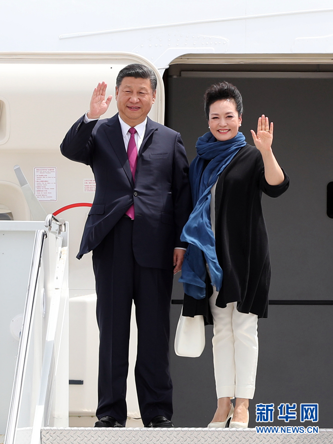 4月6日，國(guó)家主席習(xí)近平乘專(zhuān)機(jī)抵達(dá)美國(guó)佛羅里達(dá)州，將在海湖莊園同美國(guó)總統(tǒng)特朗普舉行中美元首會(huì)晤。這是習(xí)近平和夫人彭麗媛步出機(jī)艙。新華社記者 劉衛(wèi)兵 攝 
