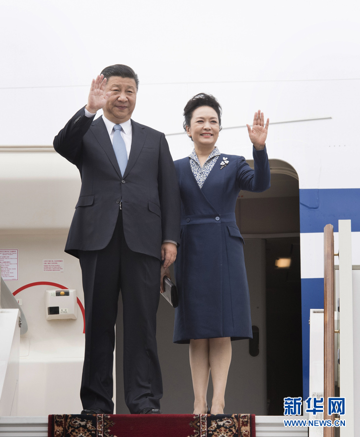 7月3日，國家主席習(xí)近平乘專機(jī)抵達(dá)莫斯科，開始對俄羅斯聯(lián)邦進(jìn)行國事訪問。這是習(xí)近平和夫人彭麗媛步出艙門。 新華社記者 李學(xué)仁 攝