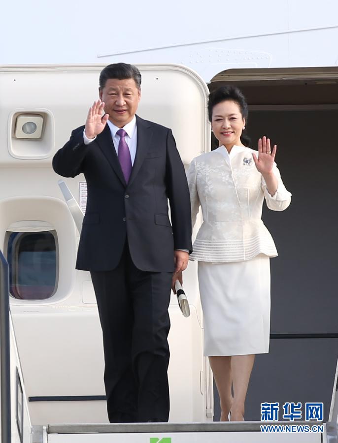 7月4日，國(guó)家主席習(xí)近平乘專(zhuān)機(jī)抵達(dá)柏林，開(kāi)始對(duì)德意志聯(lián)邦共和國(guó)進(jìn)行國(guó)事訪(fǎng)問(wèn)。這是習(xí)近平和夫人彭麗媛步出艙門(mén)。 新華社記者 姚大偉 攝