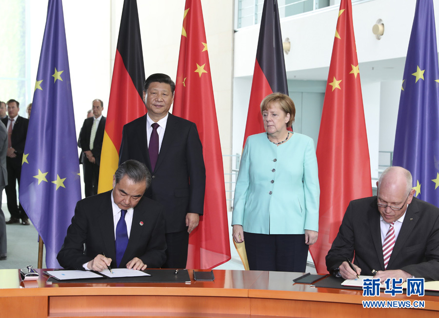 7月5日，國(guó)家主席習(xí)近平在柏林同德國(guó)總理默克爾舉行會(huì)談。會(huì)談后，兩國(guó)領(lǐng)導(dǎo)人共同見證了航天、智能制造、工業(yè)互聯(lián)網(wǎng)、數(shù)字化、第三方市場(chǎng)、大熊貓合作研究等領(lǐng)域多項(xiàng)雙邊合作文件的簽署。新華社記者馬占成攝