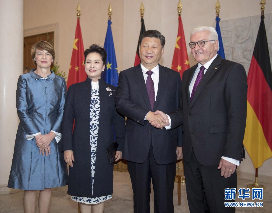 7月5日，國家主席習(xí)近平在柏林會(huì)見德國總統(tǒng)施泰因邁爾。會(huì)見前，施泰因邁爾在總統(tǒng)府花園為習(xí)近平舉行隆重歡迎儀式。這是習(xí)近平和夫人彭麗媛同施泰因邁爾夫婦合影。新華社記者 李學(xué)仁 攝