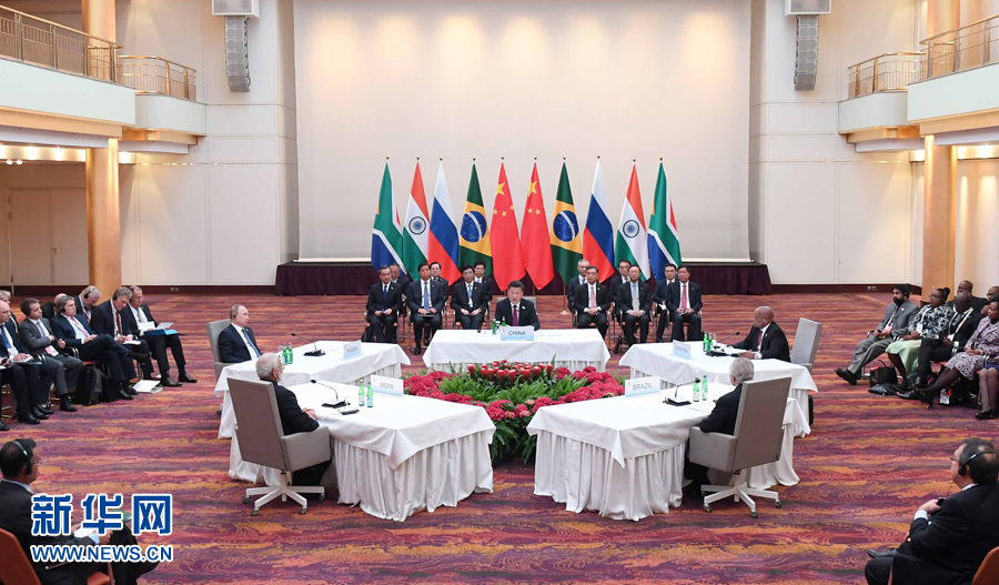 7月7日，國家主席習(xí)近平在德國漢堡主持金磚國家領(lǐng)導(dǎo)人非正式會(huì)晤，發(fā)表引導(dǎo)性講話和總結(jié)講話。南非總統(tǒng)祖馬、巴西總統(tǒng)特梅爾、俄羅斯總統(tǒng)普京、印度總理莫迪出席。新華社記者 張鐸 攝