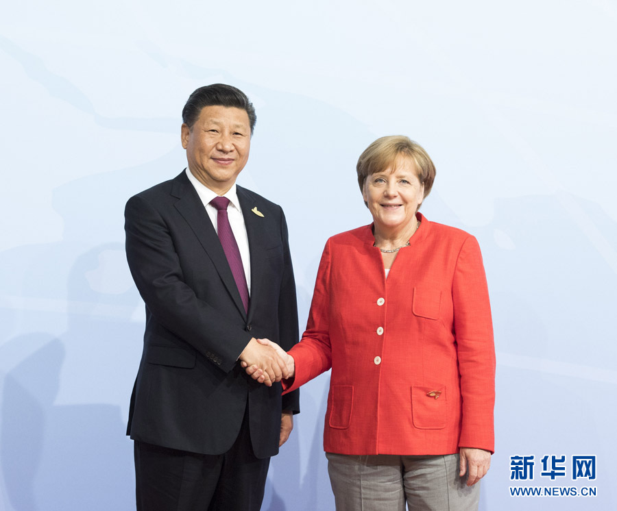 7月7日，二十國集團領導人第十二次峰會在德國漢堡舉行。國家主席習近平出席并發(fā)表題為《堅持開放包容　推動聯(lián)動增長》的重要講話。這是峰會開始前，習近平受到德國總理默克爾迎接。新華社記者 李學仁 攝 