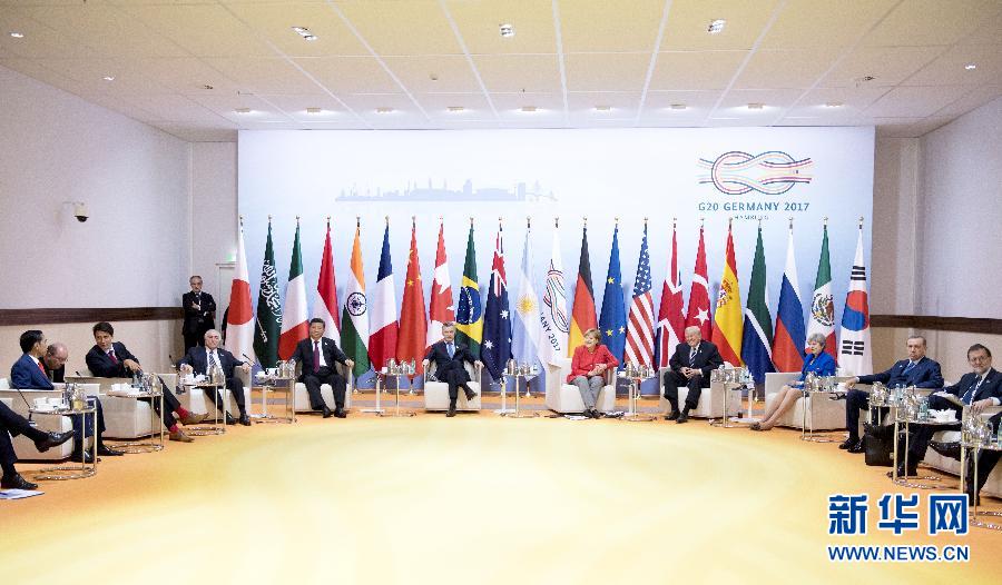 7月7日，二十國集團領導人第十二次峰會在德國漢堡舉行。國家主席習近平出席并發(fā)表題為《堅持開放包容　推動聯(lián)動增長》的重要講話。這是峰會前，習近平出席二十國集團峰會領導人座談會。新華社記者 李學仁 攝 