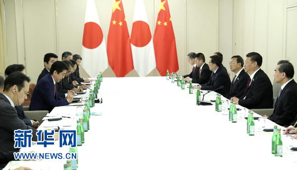 7月8日，國(guó)家主席習(xí)近平應(yīng)約在漢堡會(huì)見(jiàn)日本首相安倍晉三。新華社記者 馬占成 攝