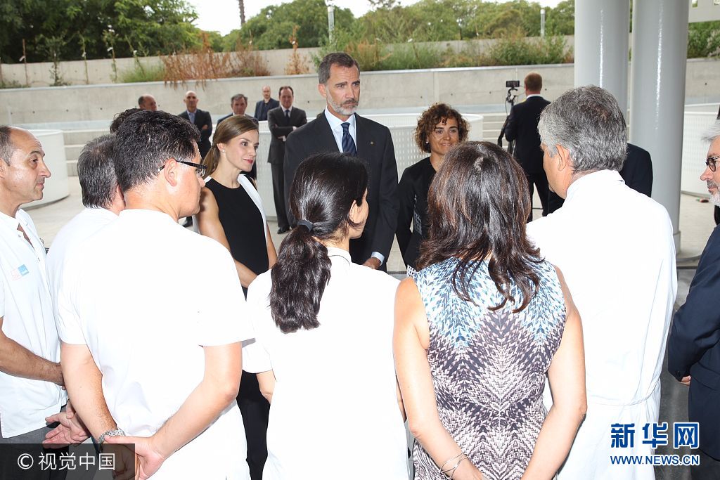 當?shù)貢r間2017年8月19日，西班牙巴塞羅那，西班牙國王菲利普六世和萊蒂齊亞王后探望巴塞羅那恐襲案傷者。***_***BARCELONA, SPAIN - AUGUST 19:  In this handout photo provided by Casa de S.M. el Rey de Espana, King Felipe VI of Spain and Queen Letizia of Spain meets with medical staff as they arrive to visit last Thursday's terrorist attack victims at the Hospital de la Santa Creu i Sant Pau on August 19, 2017 in Barcelona, Spain. Thirteen people were killed and dozens injured in the Las Ramblas area of Barcelona when a van hit crowds on August 17.  (Photo by Casa de S.M. el Rey de Espana via Getty Images)