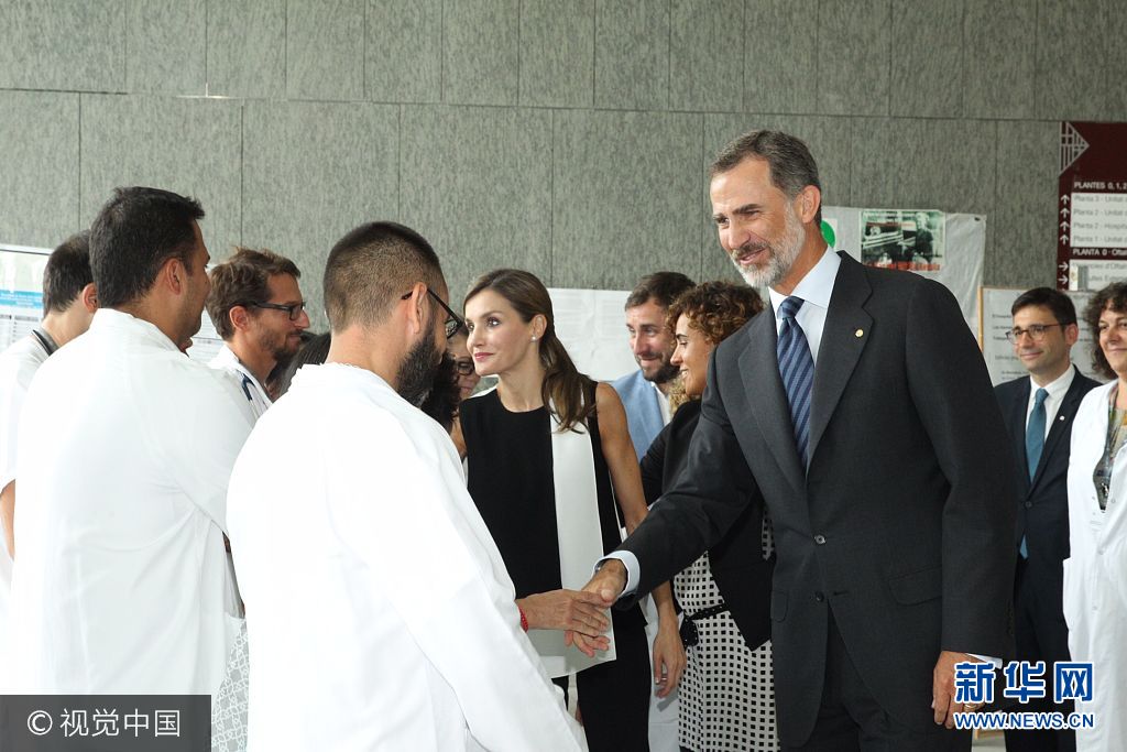 當?shù)貢r間2017年8月19日，西班牙巴塞羅那，西班牙國王菲利普六世和萊蒂齊亞王后探望巴塞羅那恐襲案傷者。***_***BARCELONA, SPAIN - AUGUST 19:  In this handout photo provided by Casa de S.M. el Rey de Espana, King Felipe VI of Spain and Queen Letizia of Spain meets with medical staff as they arrive to visit last Thursday's terrorist attack victims at the Hospital de la Santa Creu i Sant Pau on August 19, 2017 in Barcelona, Spain. Thirteen people were killed and dozens injured in the Las Ramblas area of Barcelona when a van hit crowds on August 17.  (Photo by Casa de S.M. el Rey de Espana via Getty Images)