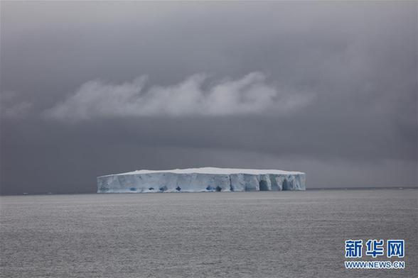 （圖文互動(dòng)）（2）專訪：在南極，最美的藍(lán)冰可能通向死亡&mdash;&mdash;中國(guó)南極科考隊(duì)員講述&ldquo;冰縫驚魂記&rdquo;