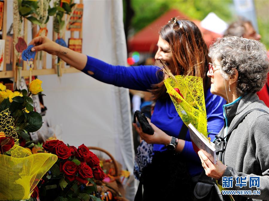 （國際&middot;圖文互動(dòng)）（1）通訊：花香馥郁 書香怡人&mdash;&mdash;記西班牙巴塞羅那圣喬治節(jié)