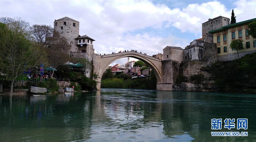 （國(guó)際&middot;圖文互動(dòng)）（1）通訊：波黑莫斯塔爾古橋上的跳水人